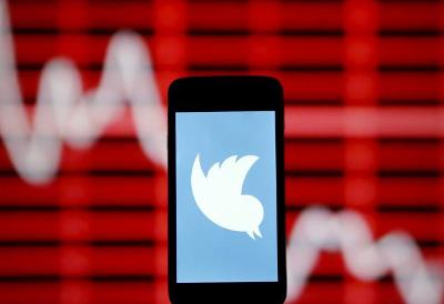 Twitter stock falls over management departures