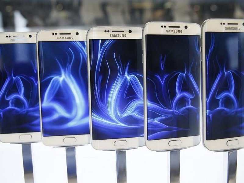As Tide Turns Against Chip Industry, Samsung Forges Ahead of Rivals