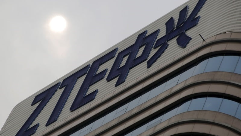 ZTE Announces Project CSX Winner Is a Eye-Tracking, Self-Adhesive Phone That’s Due in 2017