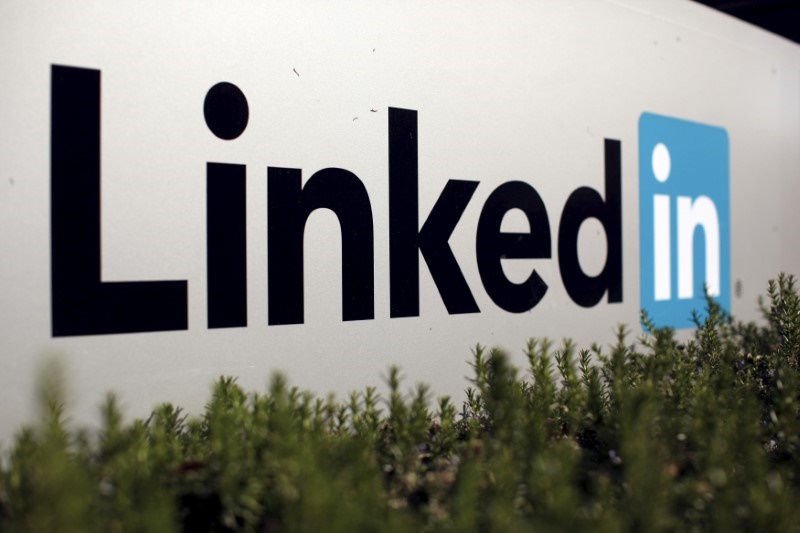 Russia Asks Apple, Google to Remove LinkedIn From App Stores