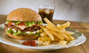No more cakes, pizzas, other junk food in Maharashtra school canteens