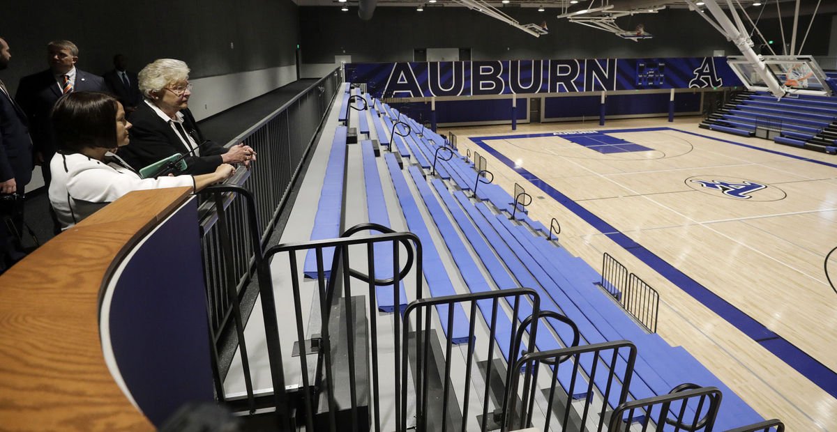 Governor Ivey tours Auburn, impressed with local education