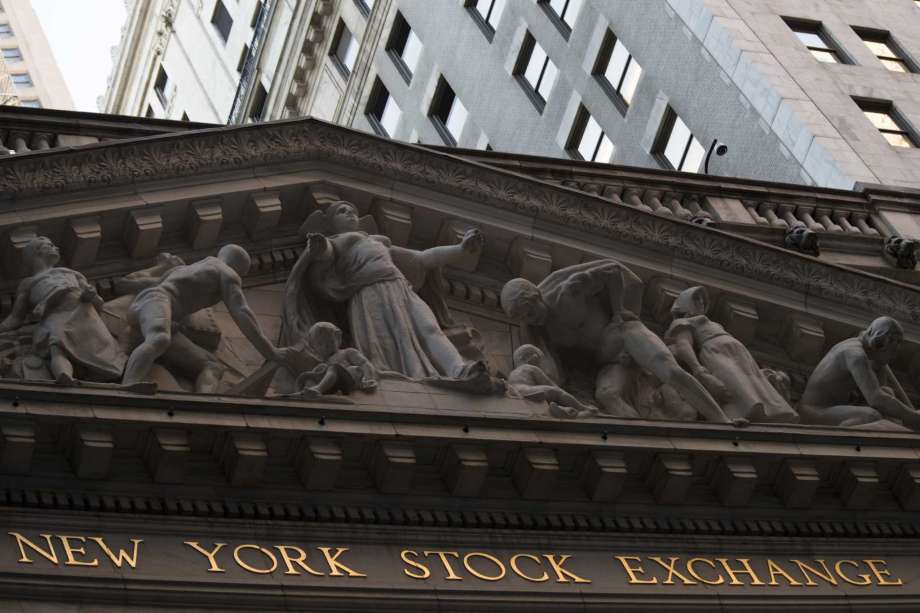 Losses for technology and banks take US stocks lower