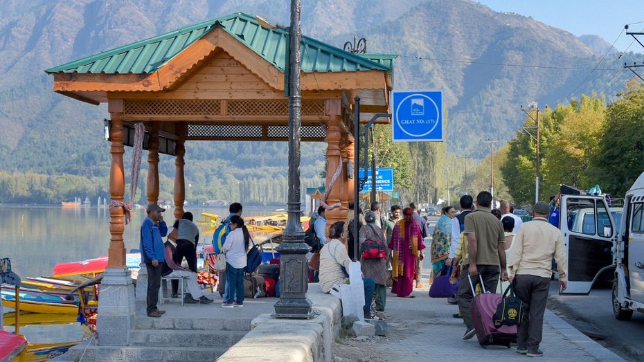 Post-paid mobile services likely to resume in Kashmir from Saturday