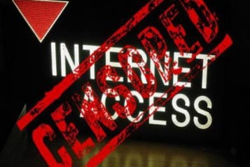 Mobile Phones, Internet Services Remain Shut in Kashmir For 2nd Day